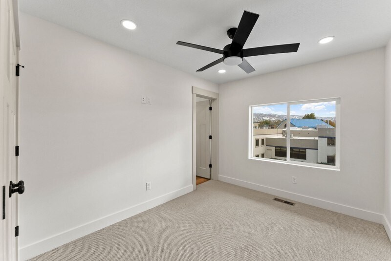 Building Photo - 49 E 200 N
