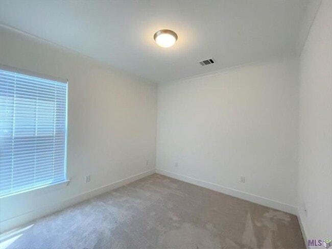 Building Photo - 3 Bedroom With a Bonus Room In Central Sch...