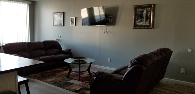 Building Photo - 1402 5th St