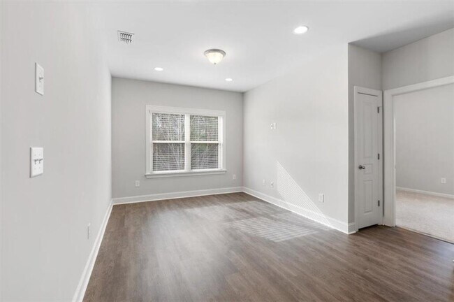 Building Photo - 204 Cardinal ln