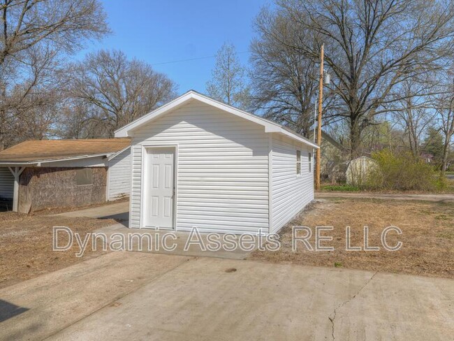 Building Photo - 1902 N Joplin St