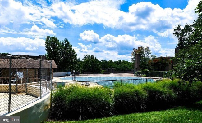 Building Photo - 3319 Huntley Sq Dr