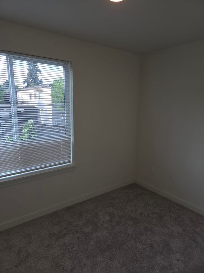 Building Photo - Sleek & Chic! 2 level 2 Bed/1.5 ba 814 Sf