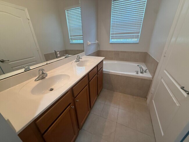 Building Photo - 9519 SW Merlin Ct
