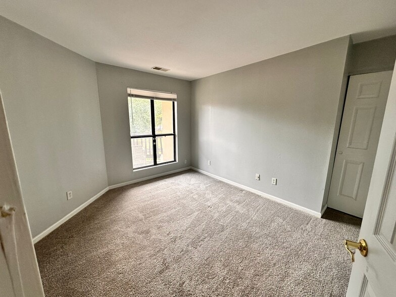 Building Photo - 8111 Cedar Glen Dr