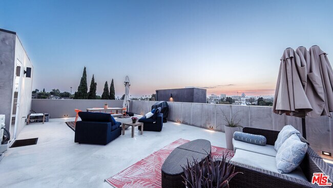 Building Photo - 1264 Hyperion Ave