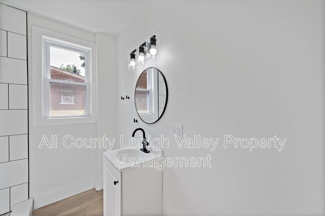 Building Photo - 122 E Goepp St