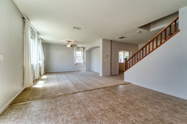 Building Photo - Spacious 4-Bedroom Home with Den – North Y...