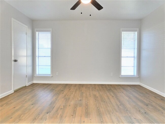 Building Photo - 606 Golfview Dr