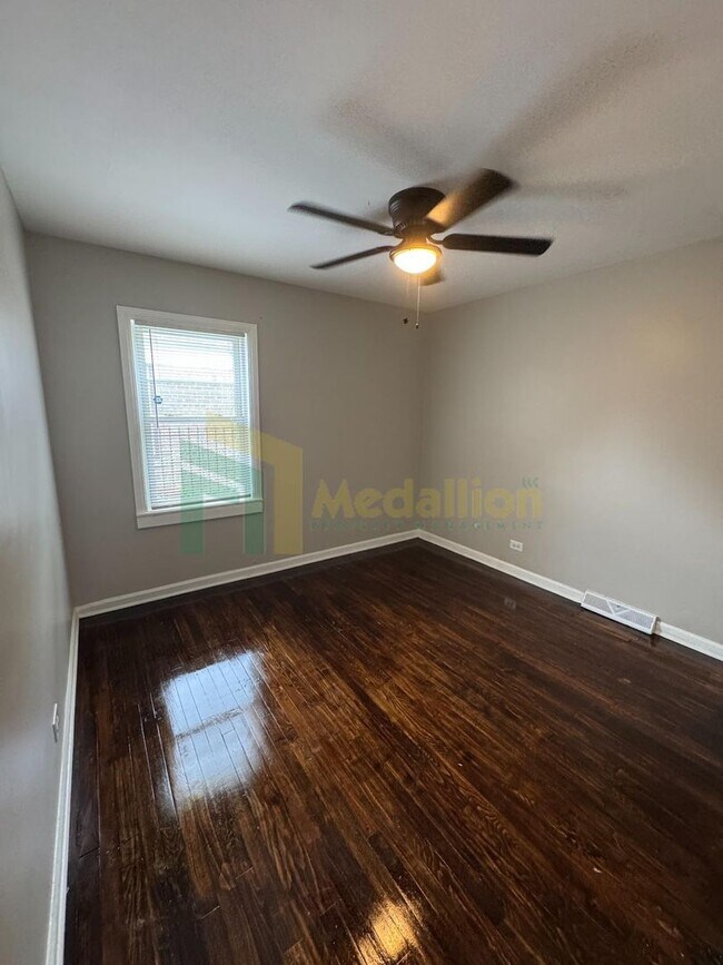 Building Photo - Beautifully Updated 4BR/1BA Home with Fini...