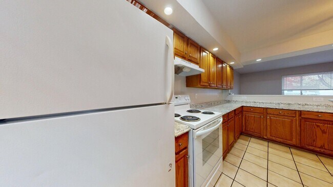 Building Photo - Elyria - updated 3 bed/1 bath townhouses for rent!