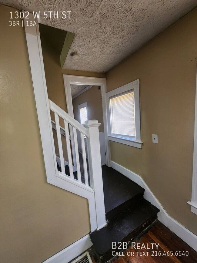 Building Photo - 1302 W 5th St