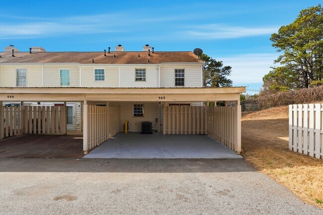 Building Photo - Renovated end-unit townhome in the Heart of Roswell