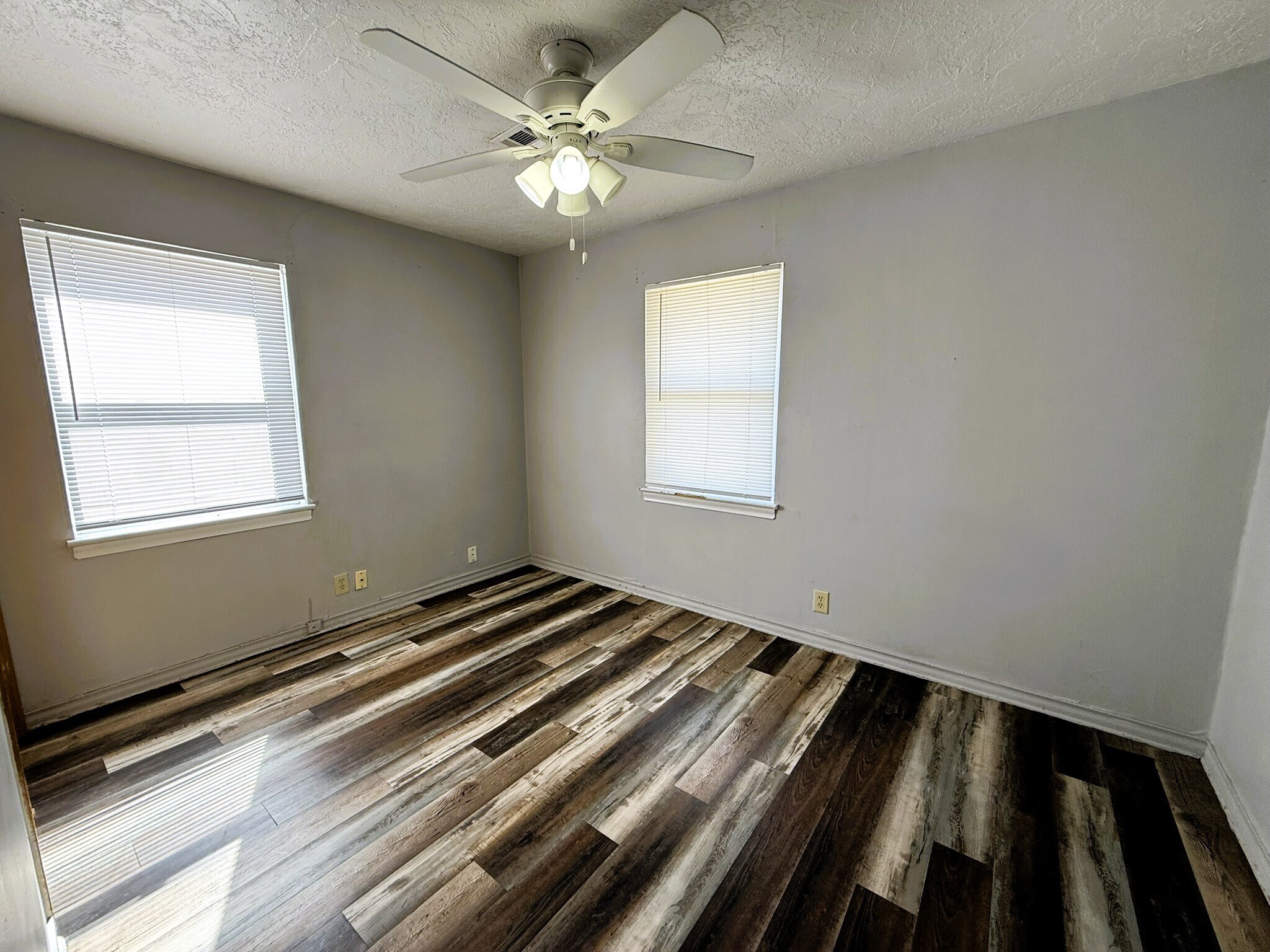 Building Photo - 2256 S Bonn St