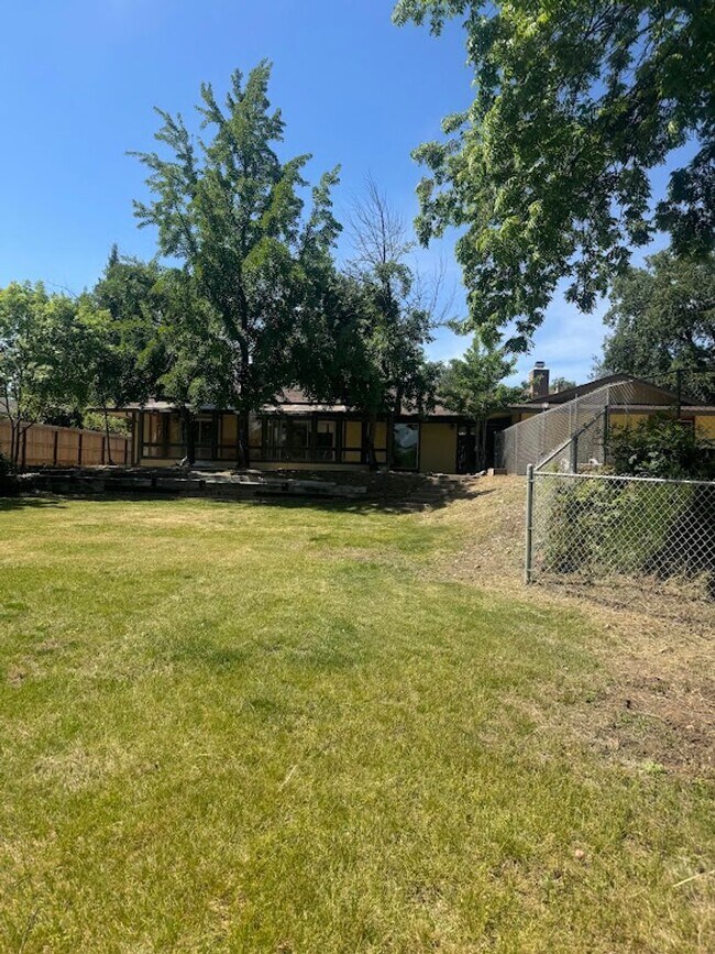 Building Photo - Sacramento Riverfront Home with Pool