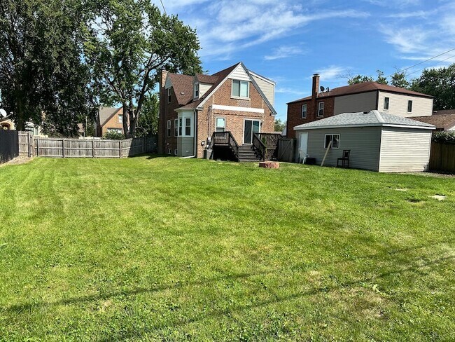 Building Photo - 9520 S Ridgeway Ave
