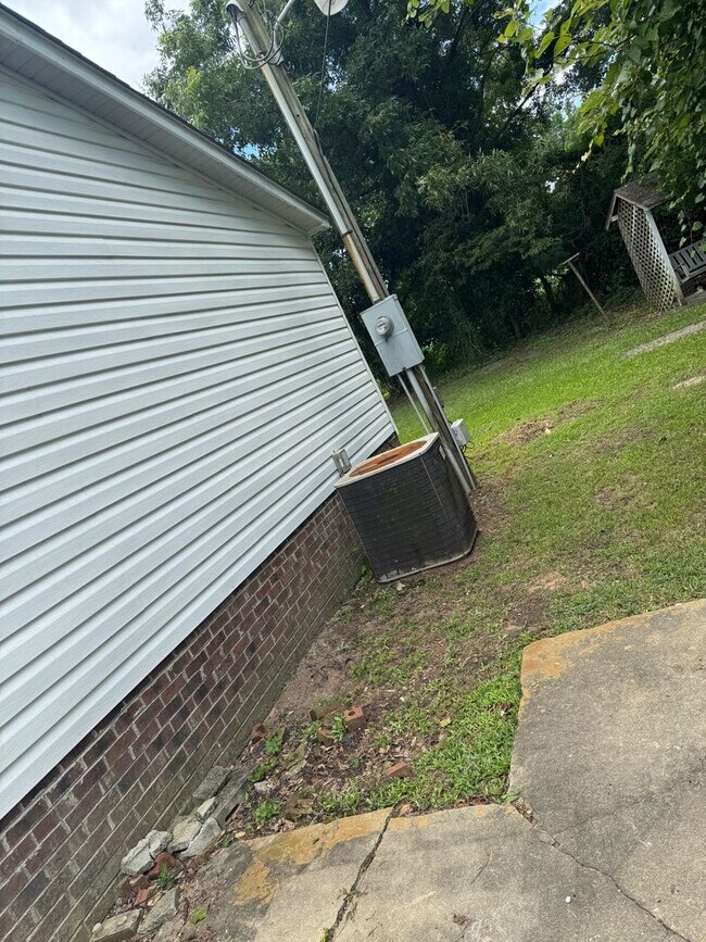Building Photo - 717 Jonestown Rd