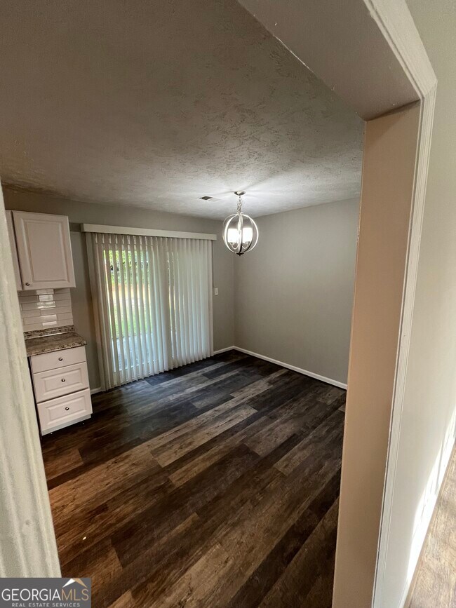 Building Photo - 2220 Mahan Dr