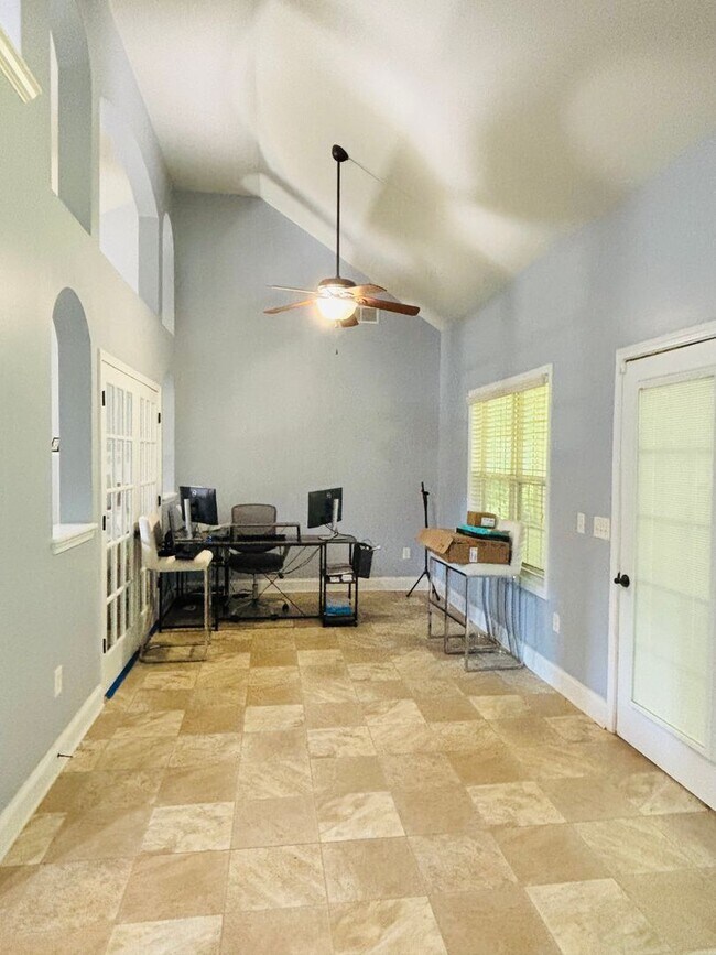 Building Photo - Stunning and spacious 3 bedroom/2 bath