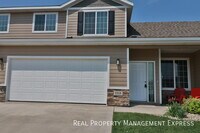 Building Photo - Beautiful 2 Story Townhome with Loads of A...