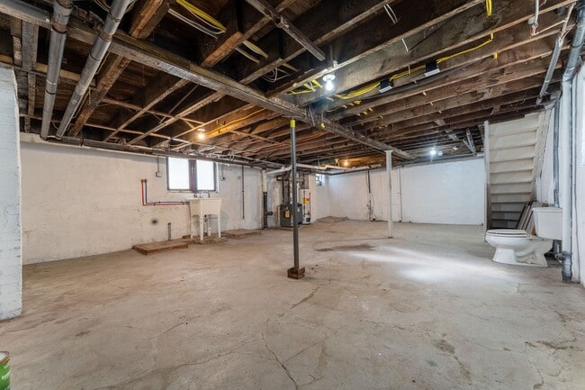 Building Photo - Beautiful 5 Bedroom, 2 Bathroom in Mt.Lebanon- Original Hardwood Floors and Garage