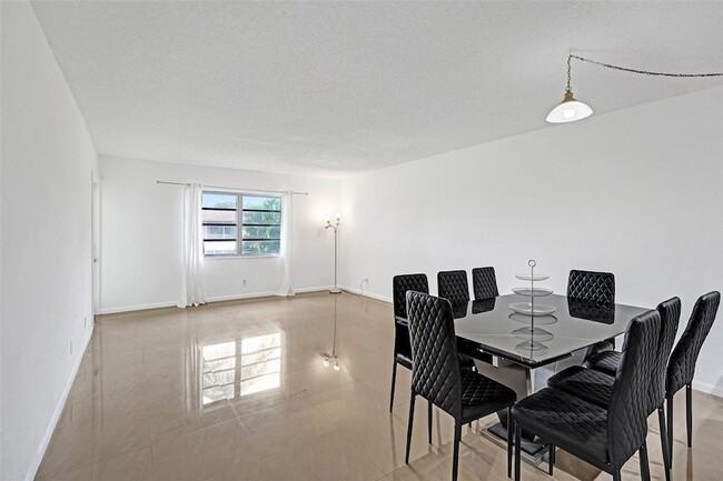 Building Photo - 5140 SW 40th Ave