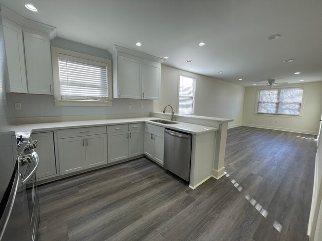 Building Photo - Gorgeous Old Metairie 2 Bed/1Bath Renovation, steps from Metairie Road! Parking spot included!