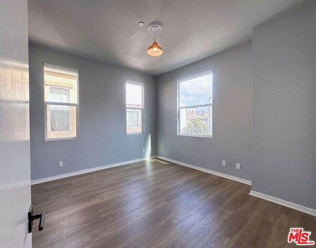 Building Photo - 6581 S Seabluff Dr