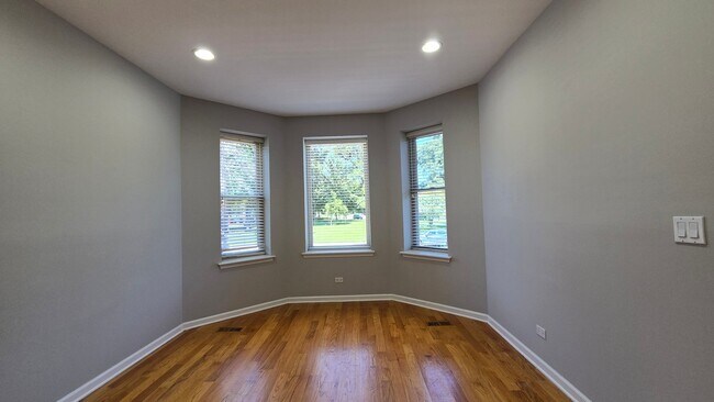 Building Photo - 3147 W Augusta Blvd