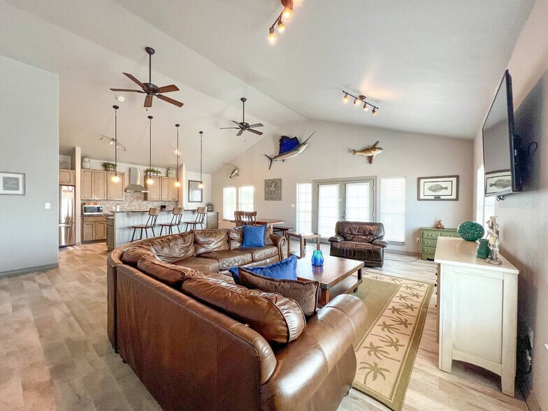Building Photo - 4037 Summit Dr