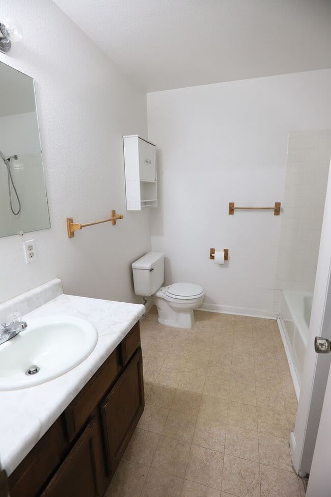 Building Photo - 2 bed 1 Bath townhouse