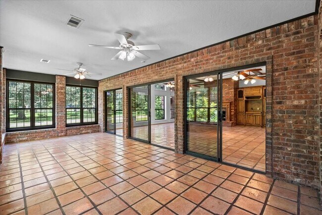 Building Photo - 3415 Bayou Dr E