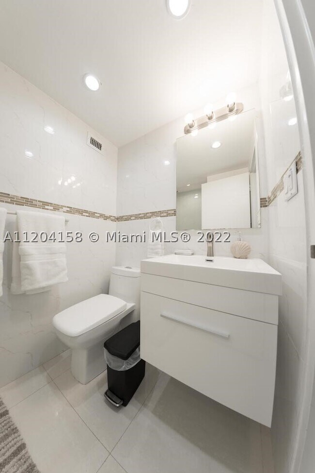 Building Photo - 5601 Collins Ave