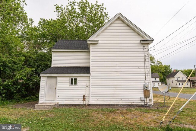 Building Photo - 704 5th St