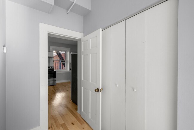 Building Photo - 112 W Mulberry St