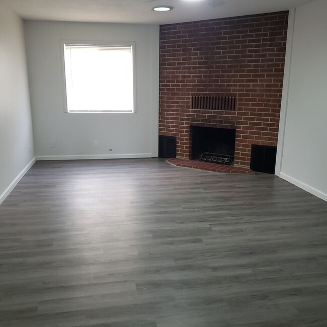 Building Photo - BEAUTIFUL REHABBED 5 BEDROOM 3 BATH HOME I...