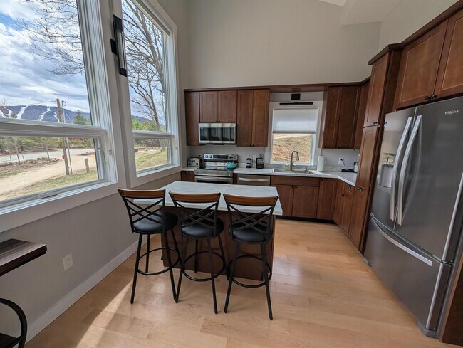 Building Photo - 274 Ragged Mountain Rd