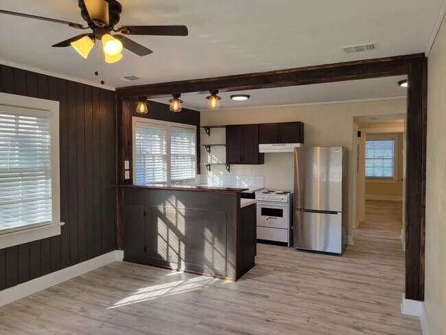 Building Photo - 133 E 4th St