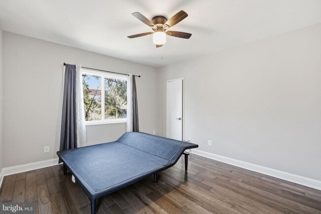 Building Photo - 422 Burbank St SE