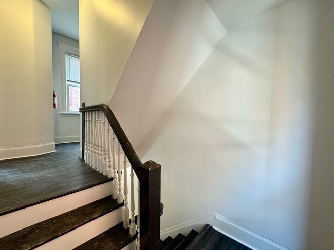 Building Photo - 5 bed/2 bath Mins. from UC Campus for Only...