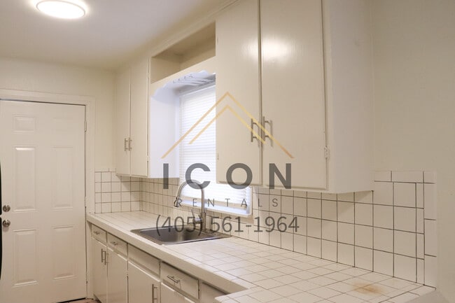 Building Photo - 3917 NW 24th St