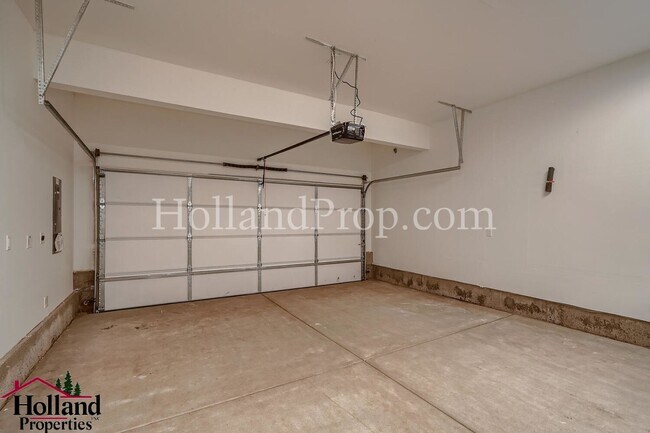 Building Photo - Luxurious South Hillsboro Home with a Fenced Backyard!