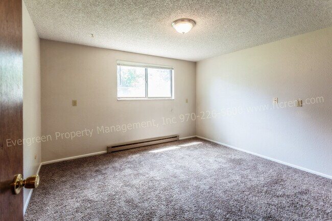 Building Photo - 915/917 Camelot Ct