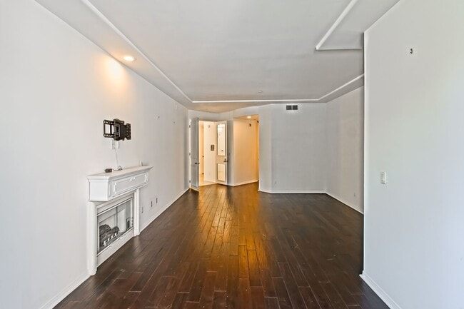 Building Photo - Remodeled Corner 3+2 Unit with Luxury Finishes Near Century City & Westwood