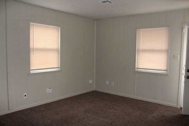 Building Photo - 3 Bed, 1 1/2 bath, 1 Car Garage - Tinker C...