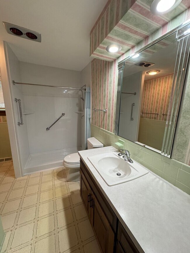 Building Photo - 3 bedroom 2 bath home with a bonus room in Davenport