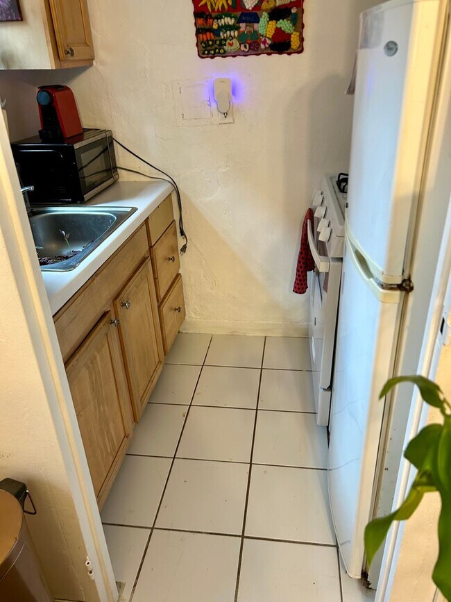 Building Photo - Lovely Large Studio/1 bedroom in Shadyside