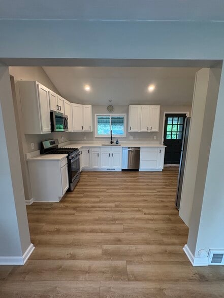 Building Photo - 1624 Sillview Dr