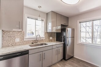 Building Photo - Immaculate Fully Renovated 2 bed/1 bath!