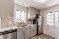 Building Photo - Immaculate Fully Renovated 2 bed/1 bath!
